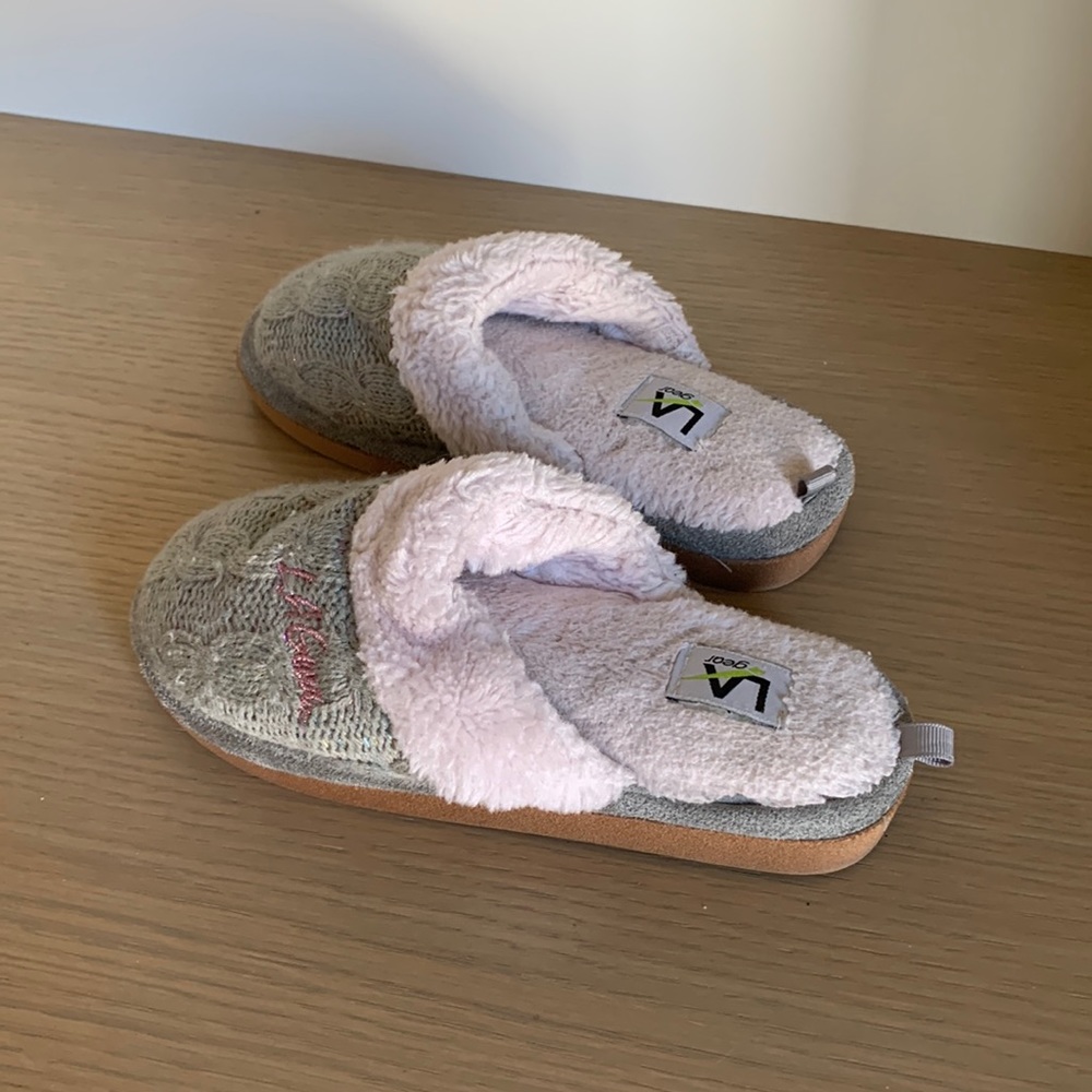 Girls Slippers Size 11/12 in Fazzy Pale Pink and Gray